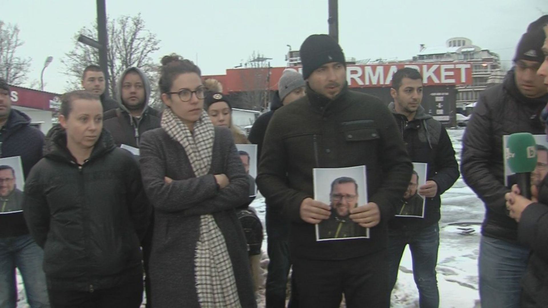 Близки и приятели на прегазен от пиян шофьор велосипедист излизат