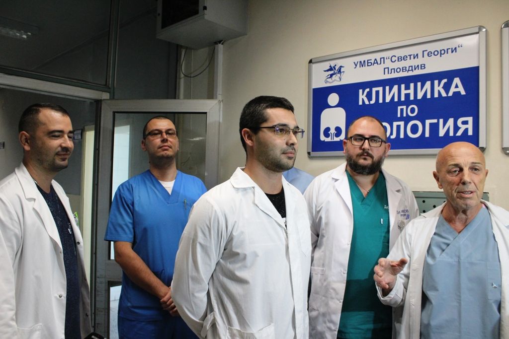 Д-р Тодор Горанов (в средата) споделя, че не е имало време да се колебае