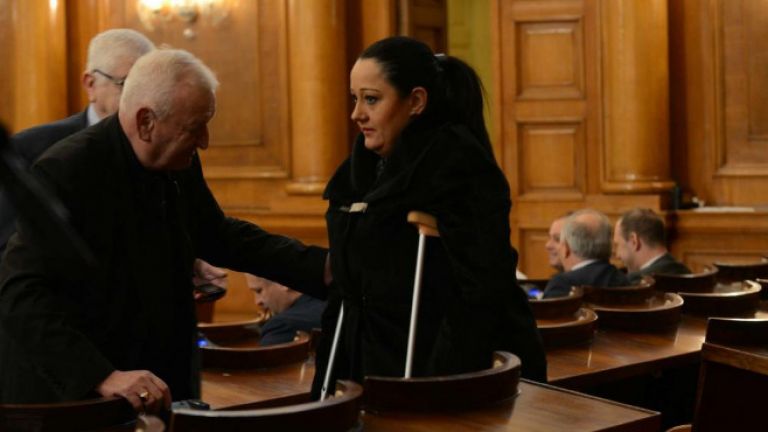 Павлова с патерици при закриване на министерството й
