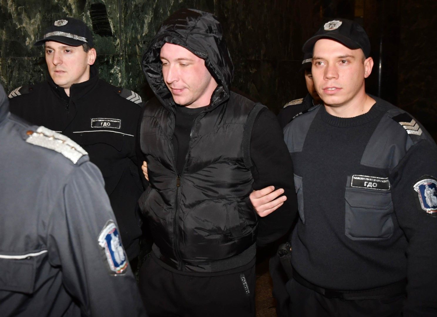 Захари Чернев беше доведен с белезници на гърба