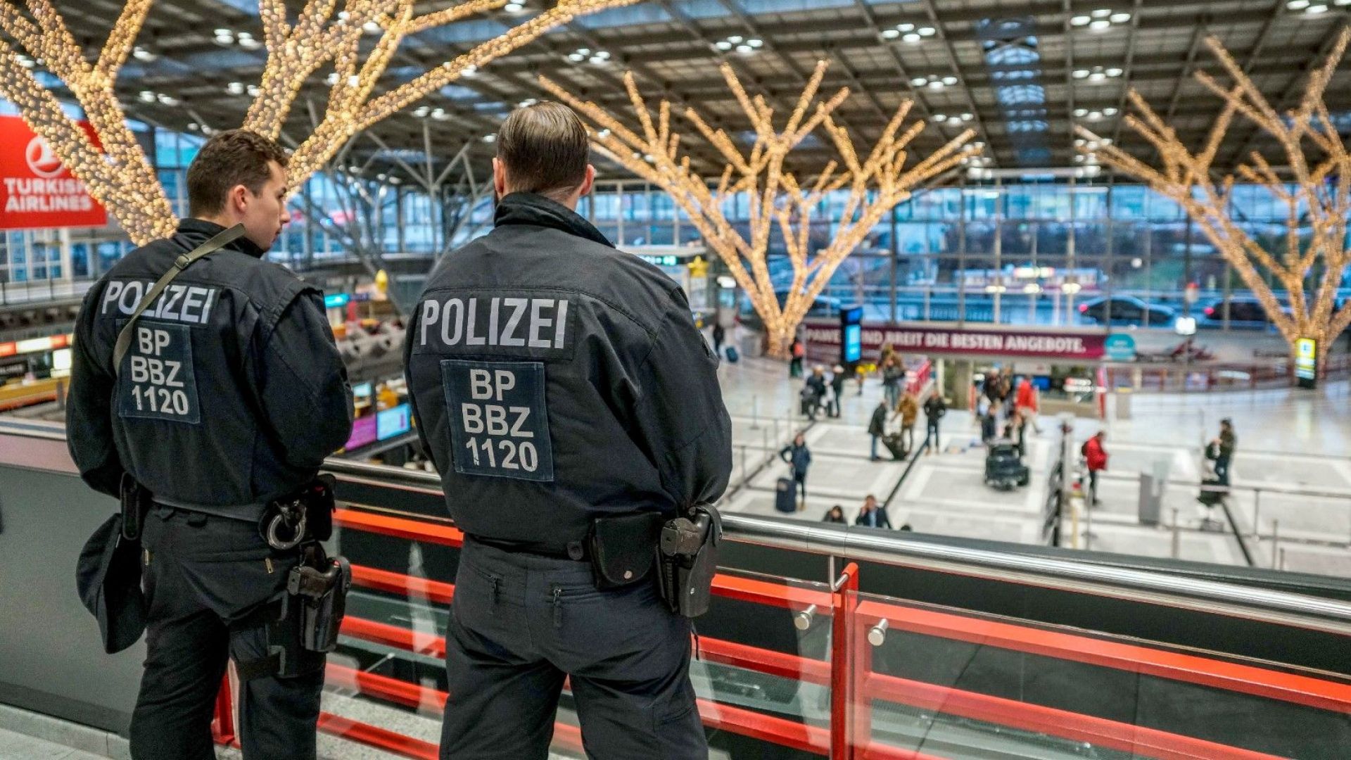 Десет души бяха ранени при врязване на кола в автобусна