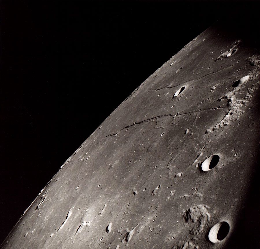 Луната видяна от Аполо 8