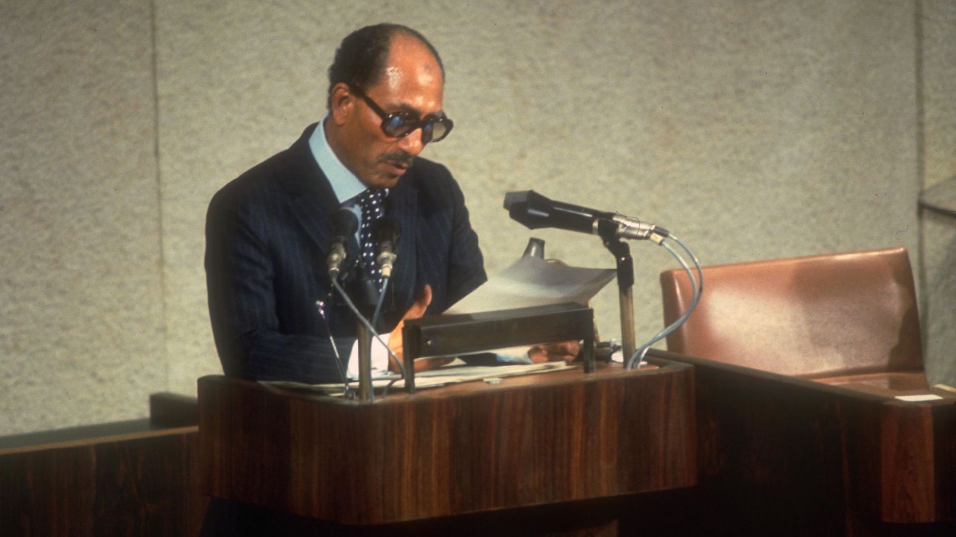 Вик Аллах акбар и снайперист с Калашник ликвидират египетския лидер