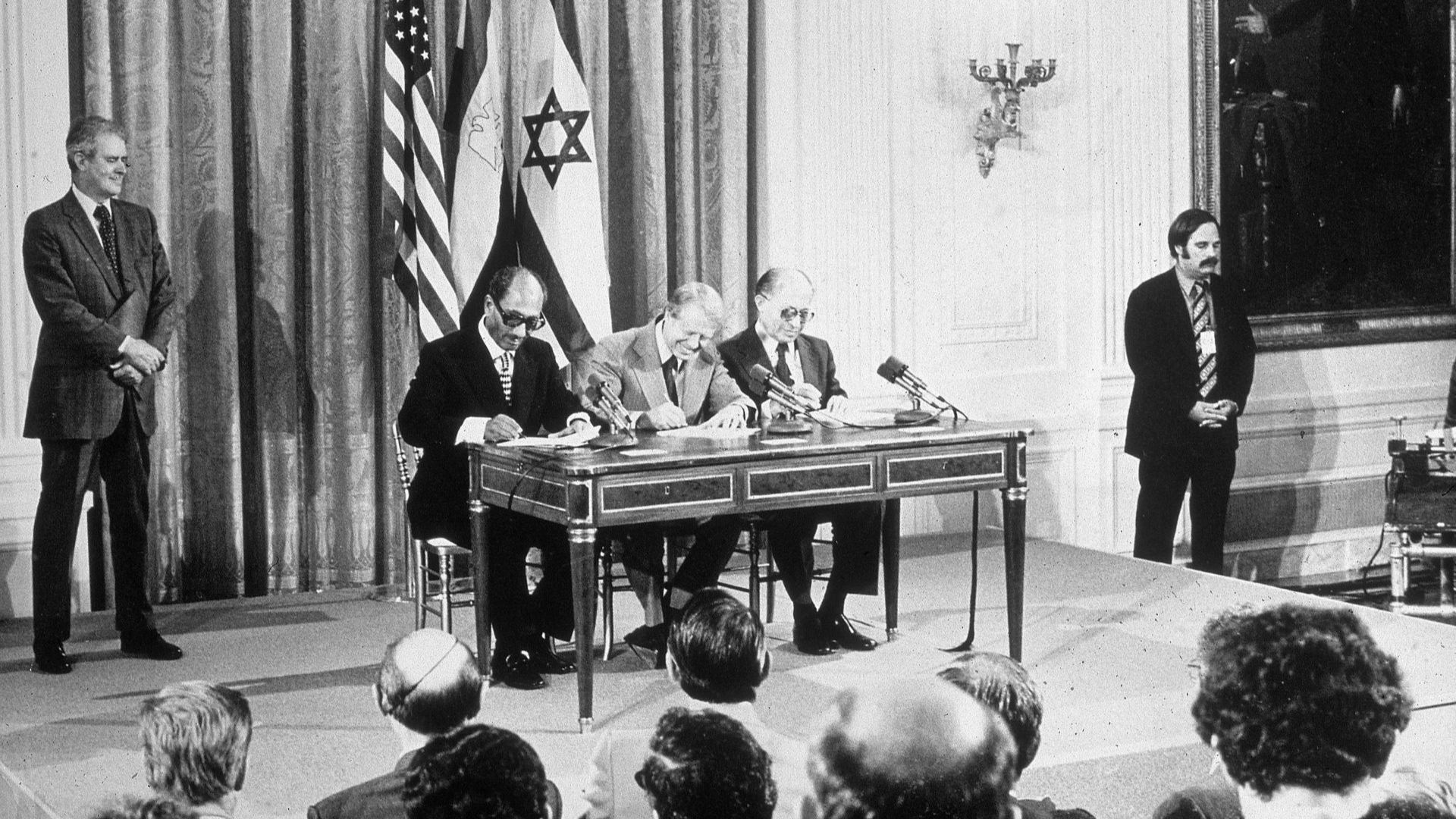 Египетският президент Анвар Садар, американският президент Джими Картър и израелският премиер Менахем Бегин подписват египетско-израелското мирно споразумение във Вашингтон през 1978-а