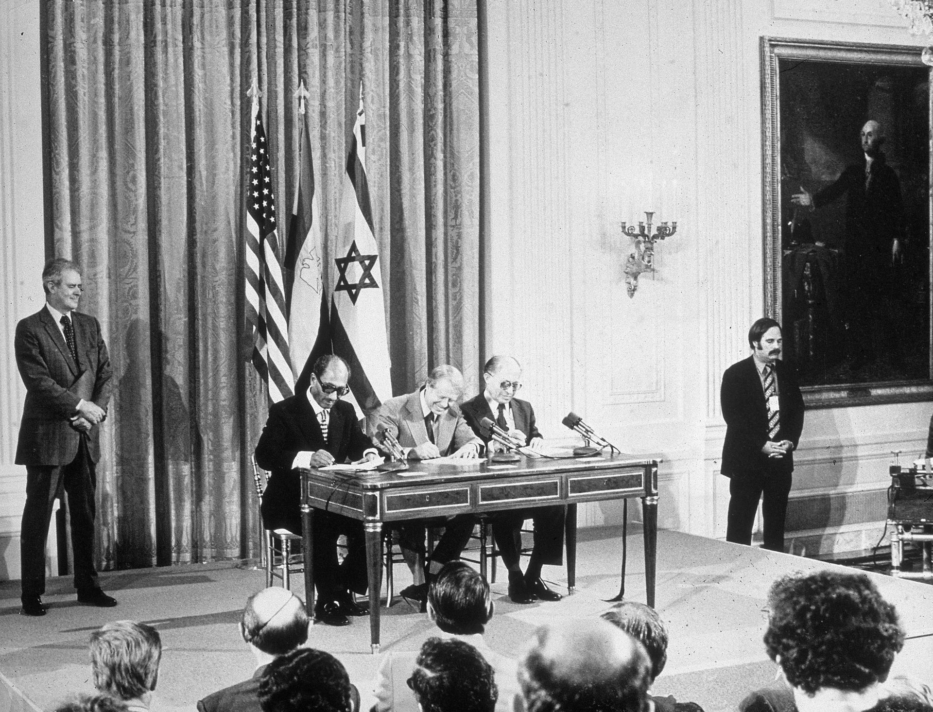 Египетският президент Анвар Садар, американският президент Джими Картър и израелският премиер Менахем Бегин подписват египетско-израелското мирно споразумение във Вашингтон през 1978-а