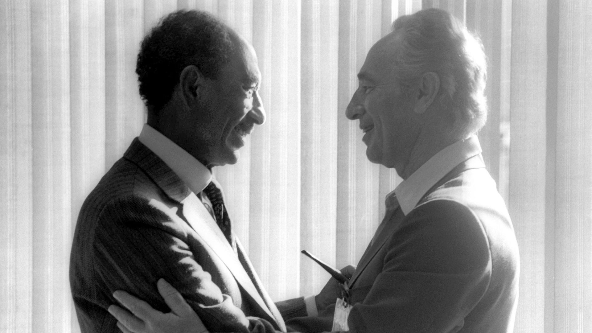 Египетският президент Анвар Садат се среща с израелския лидер Шимон Перес на 25 май 1979-а