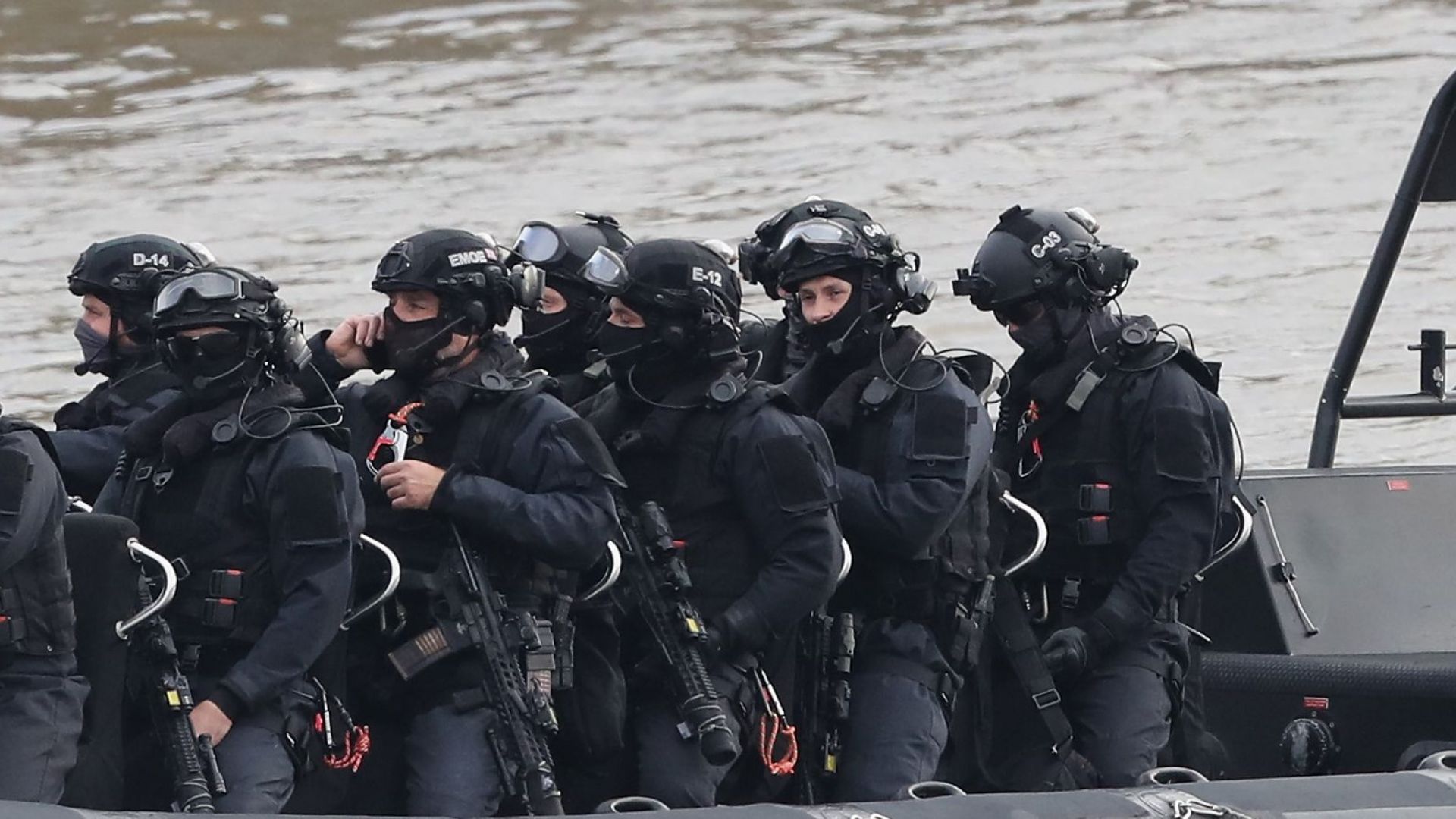 Командоси от британските военноморски сили щурмуваха тази нощ италианския товарен