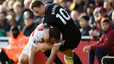 Арсенал оцеля в корав мач при позитивно завръщане на Йозил