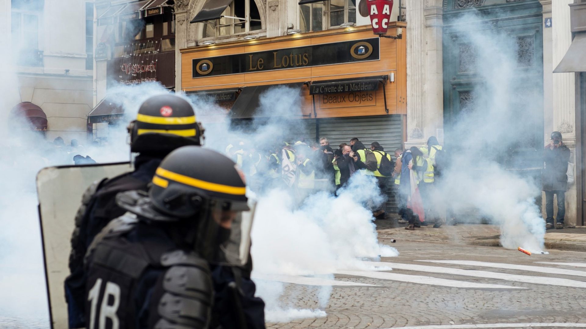 65 души бяха задържани в Париж днес при поредния протест