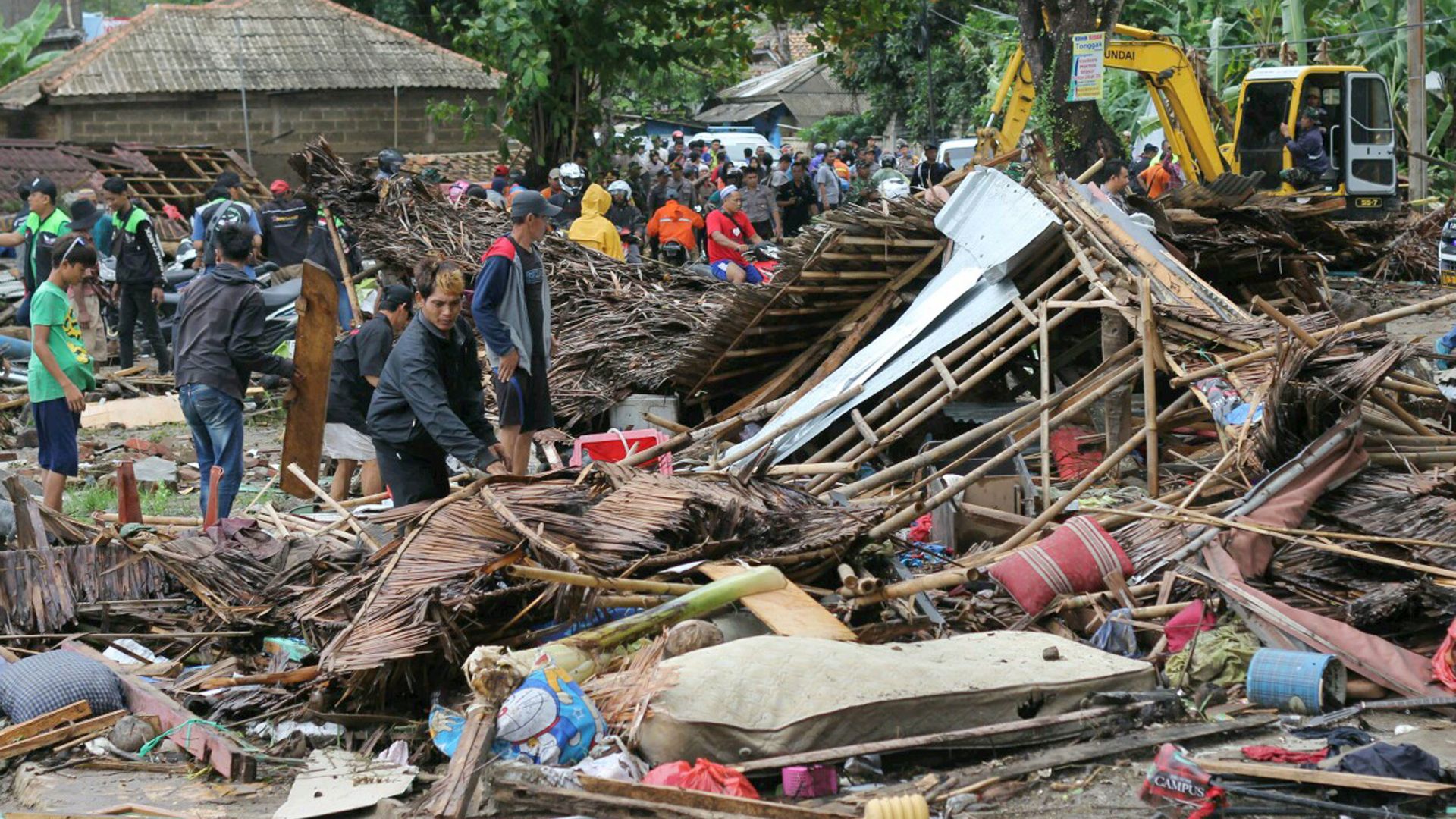 Цунами което бе предизвикано от изригване на вулкан в Индонезия