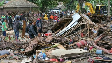 Вулкан предизвика цунами в Индонезия - има стотици жертви и ранени (видео)