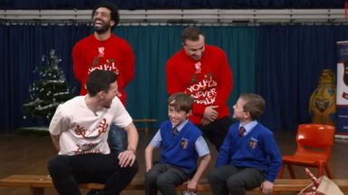 Звезди на Ливърпул с коледни изненади за децата (видео)