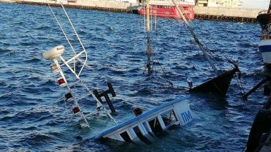 Вятър потопи рибарско корабче край Поморие