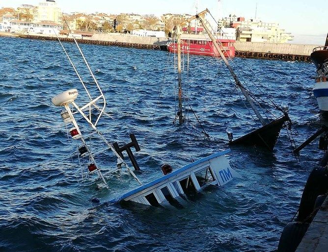 Инцидентът е станал днес на кея, на метри от мястото, където миналата зима потъна туристическият кораб за разходки "Кук"