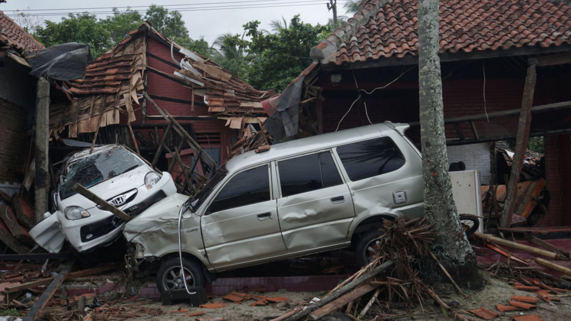 Расте броят на жертвите от цунамито в Индонезия, вече са над 220