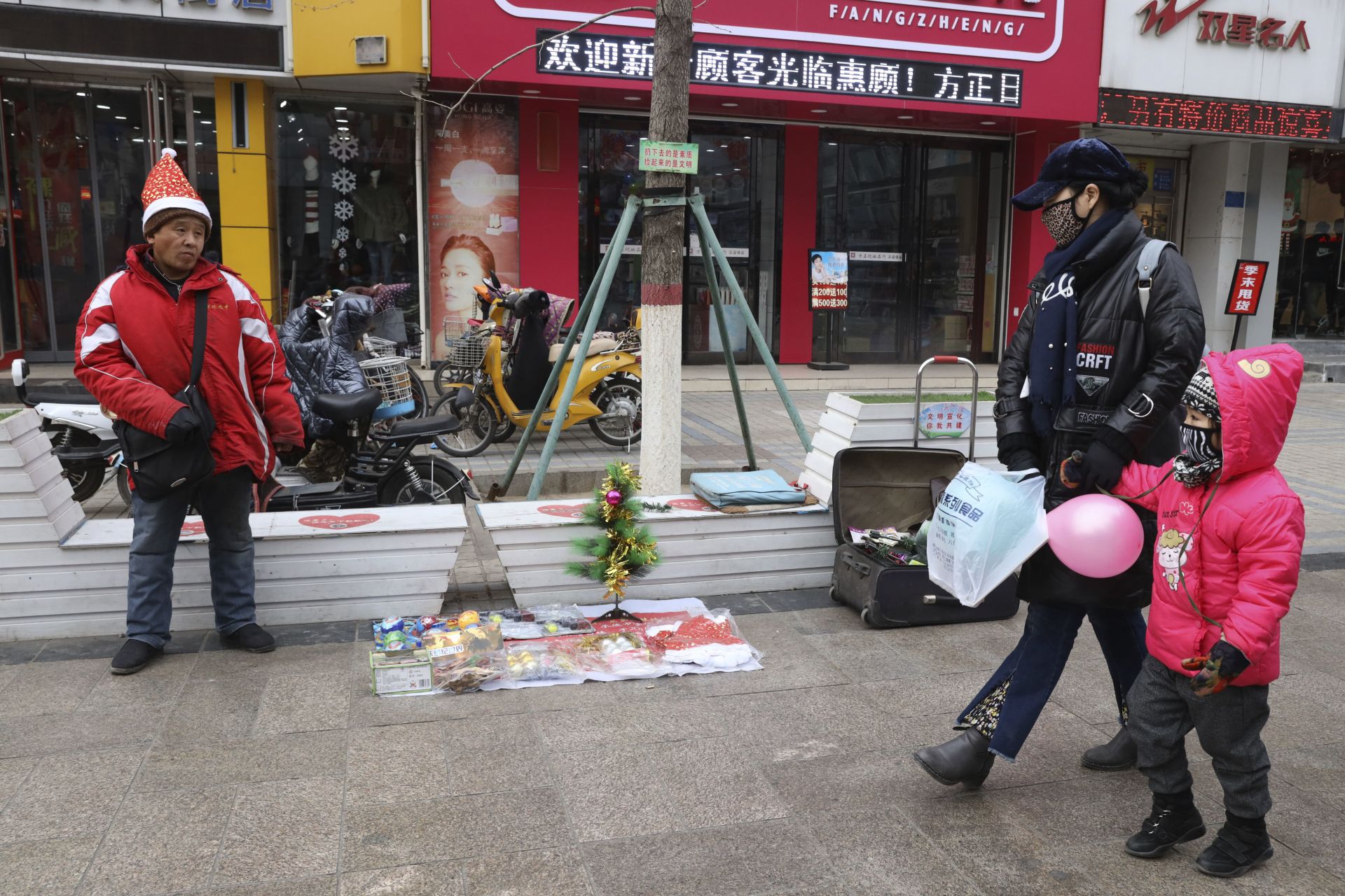 Мъж продава коледна украса в провинция Хъбей в северна Китай