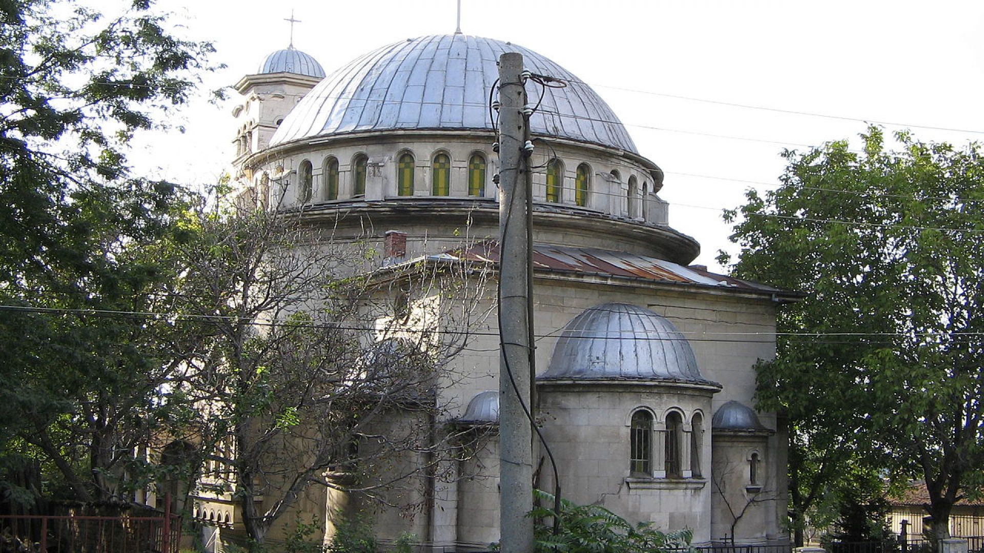 Ремонтират храма в Русе, умалено копие на Златната църква