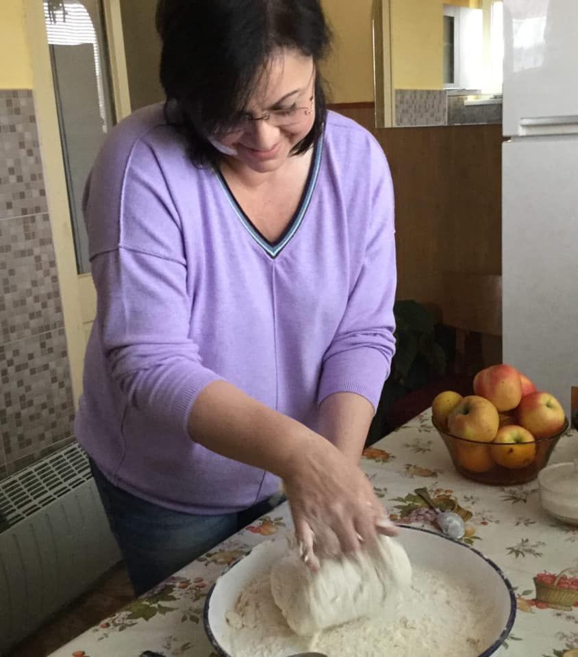 Лидерката на БСП сама меси питката