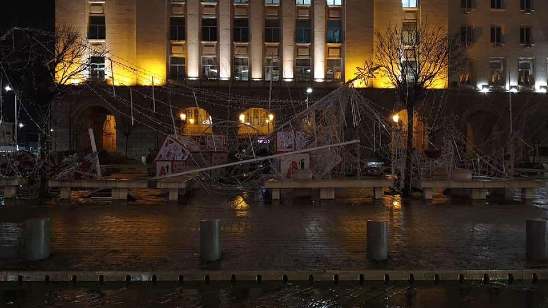 Ураганният вятър причини материални щети в идеалния център на столицата