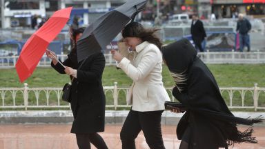 Ветровито и студено днес, слабо затопляне в четвъртък