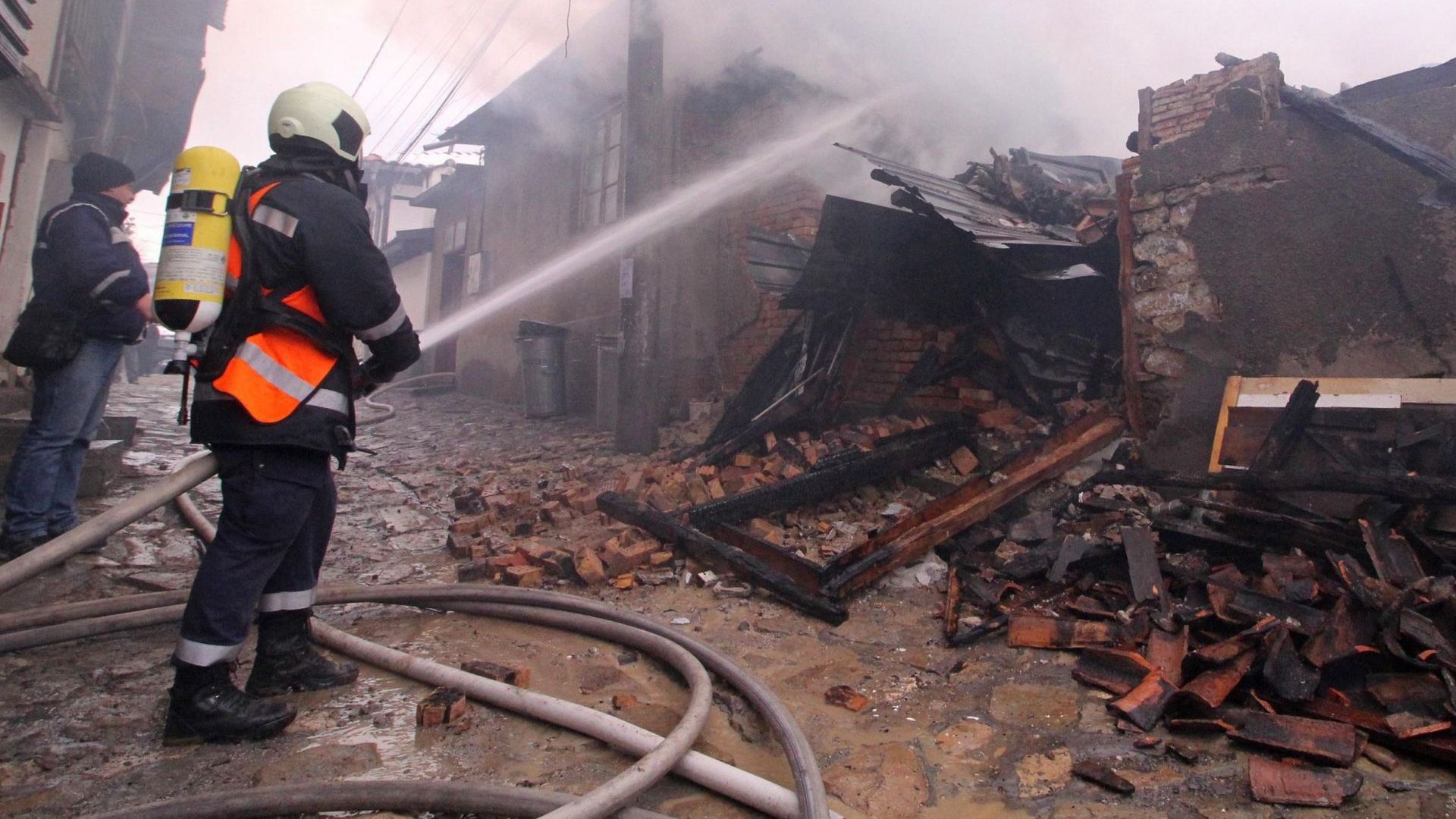 Пожар навръх коледа остави многочленно семейство на улицата в Бургас