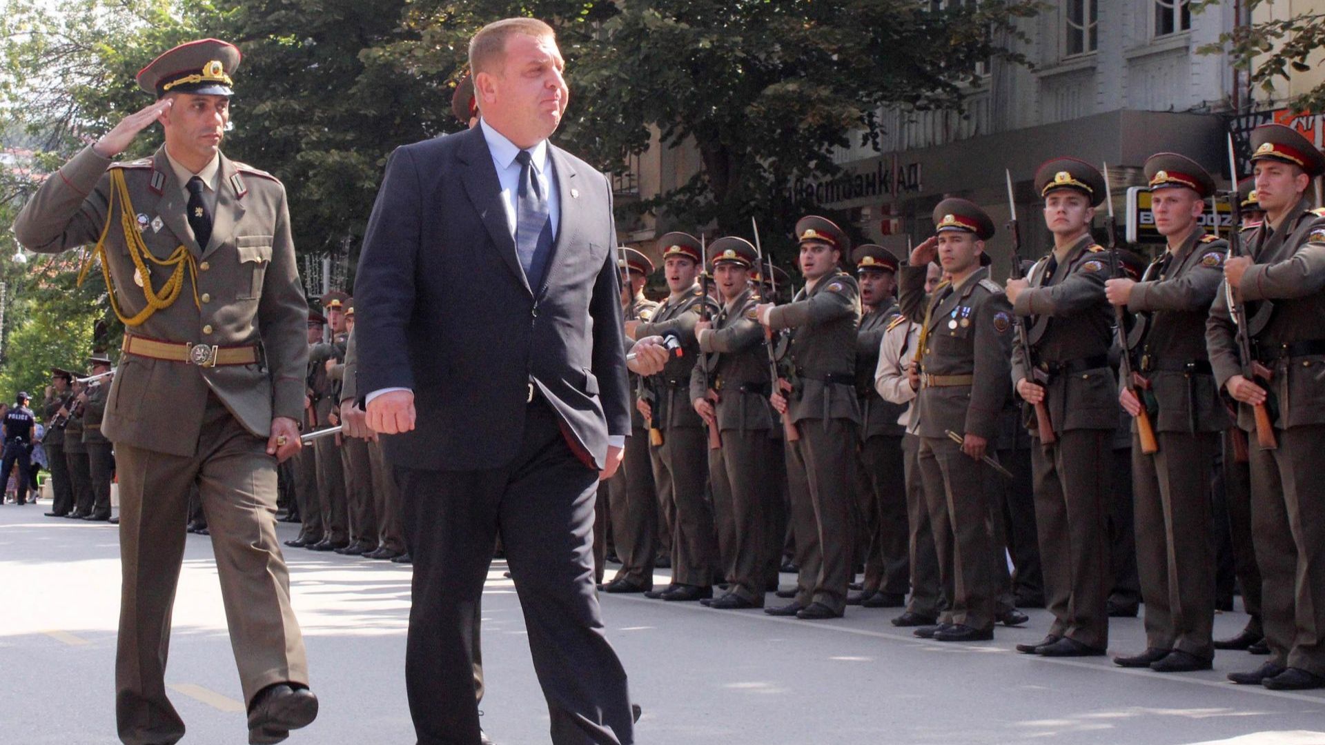 Модернизацита на армията и доброволна казарма бяха двата основни акцента