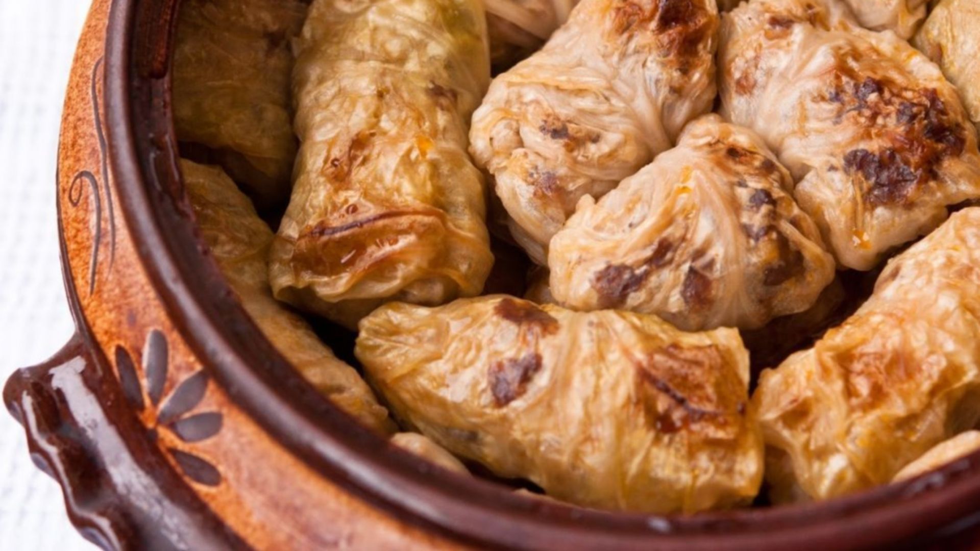 Парчета стъкло в буркан със зелеви листа Това открива Юлия