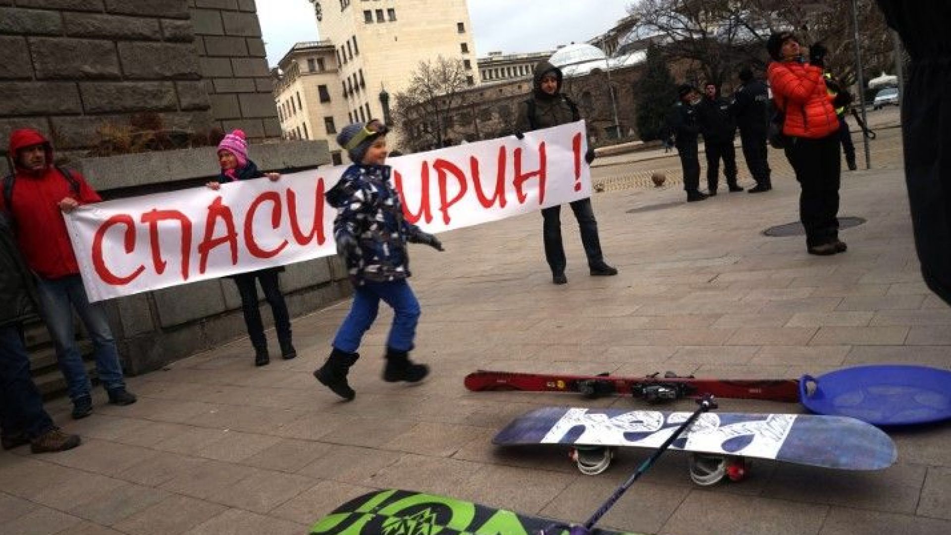 Протестиращи излязоха пред Министерския съвет с лозунг В защита на