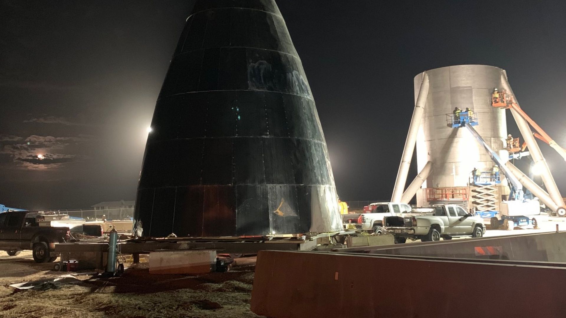 Новата ракета на SpaceX ще е от стомана