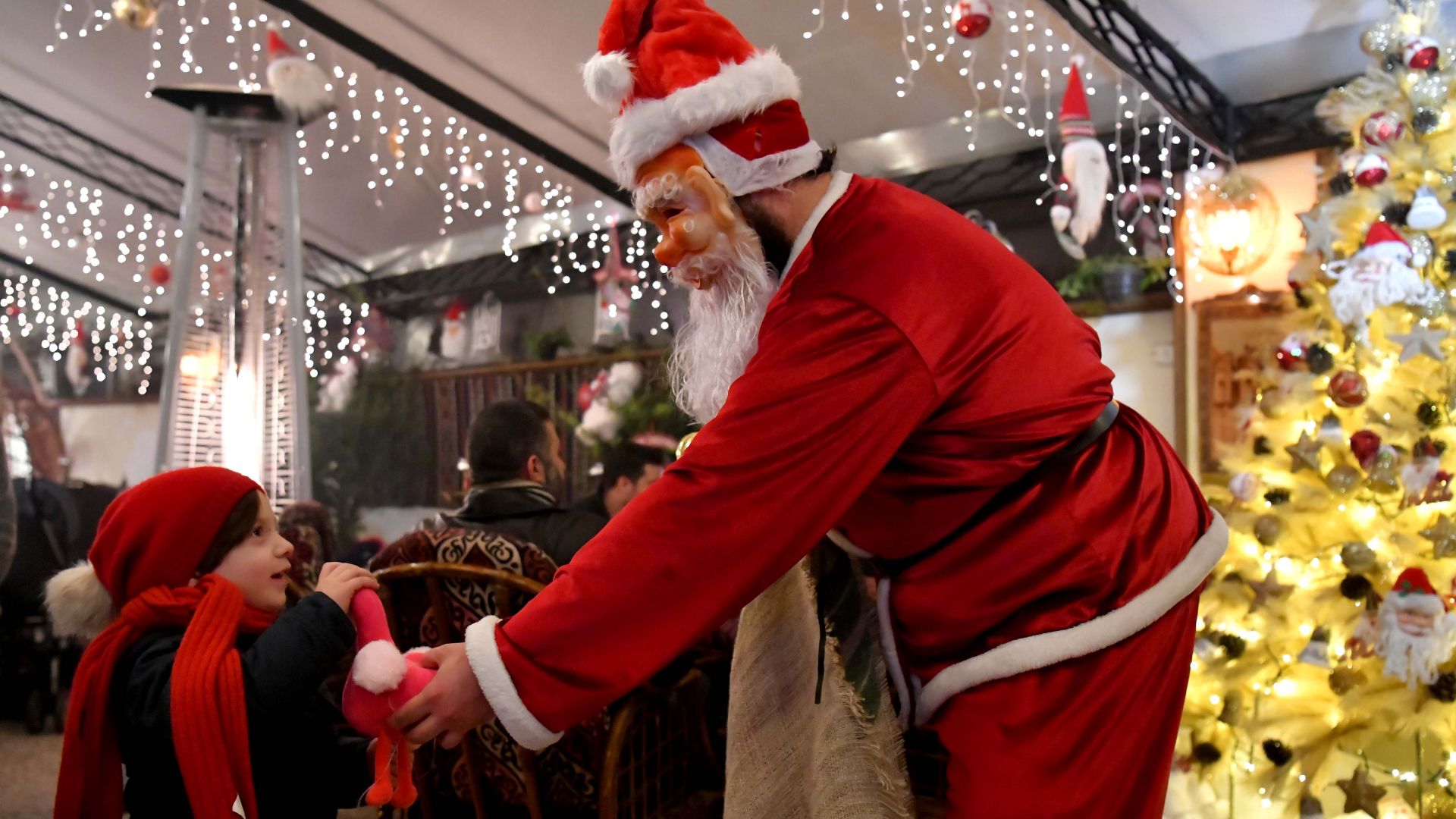 Руски военни облечени като Дядо Мраз раздават хуманитарна помощ в