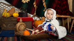 Биляна Петринска облече сина си като коледарче
