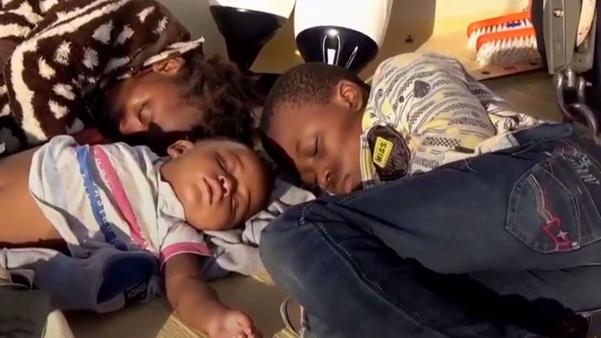 Спасителен кораб с над 300 мигранти на борда ще акостира