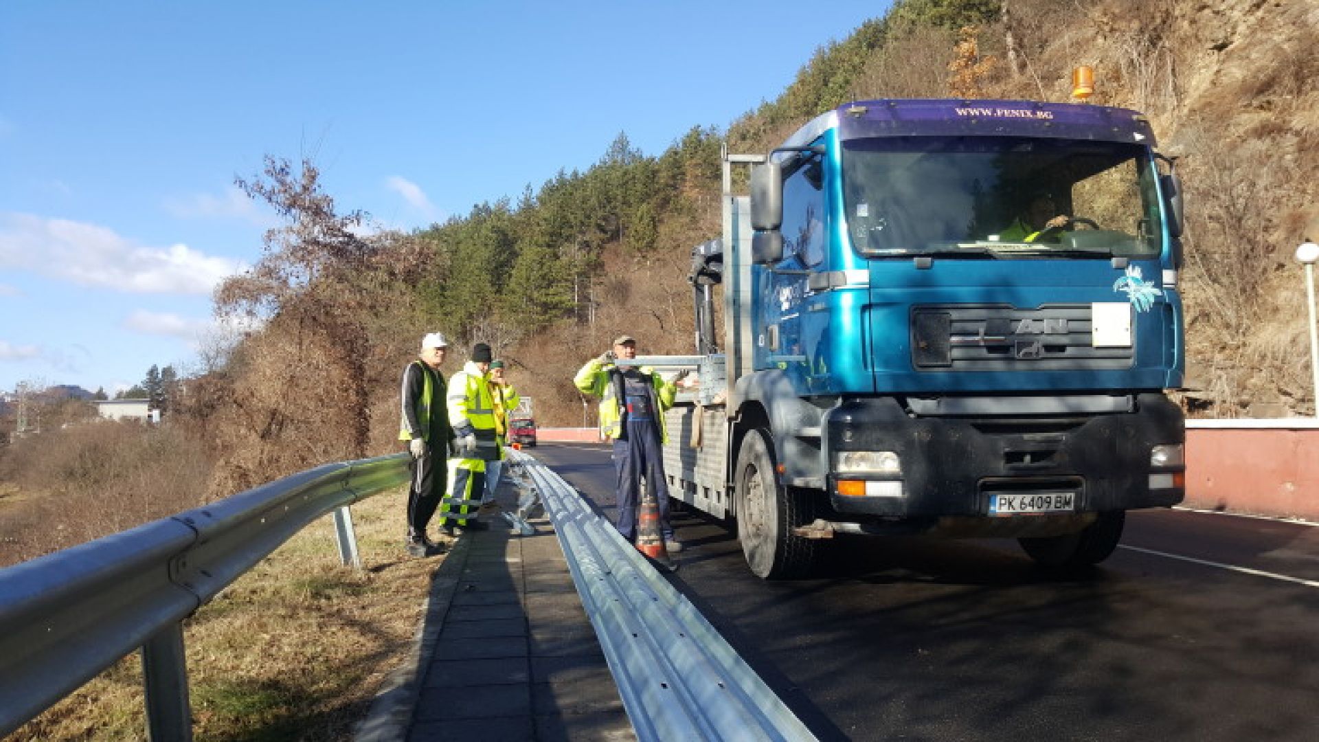 Монтираните мантинели в участъка на пътния инцидент край Своге са