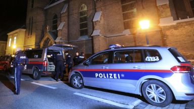 Нападение и стрелба в католическа църква във Виена (снимки)