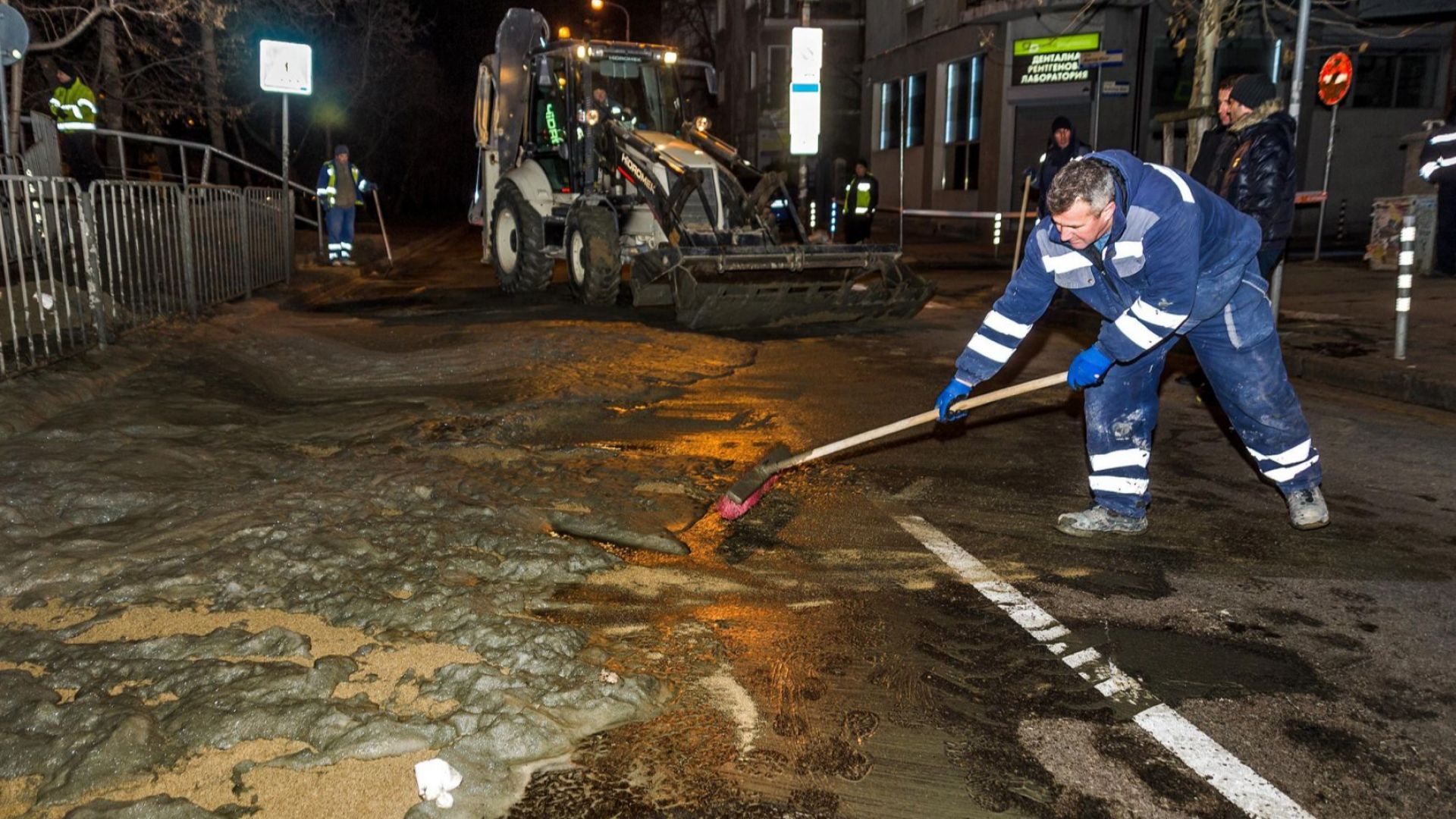 Бетонова пяна от строежа на новата линия на метрото тръгна
