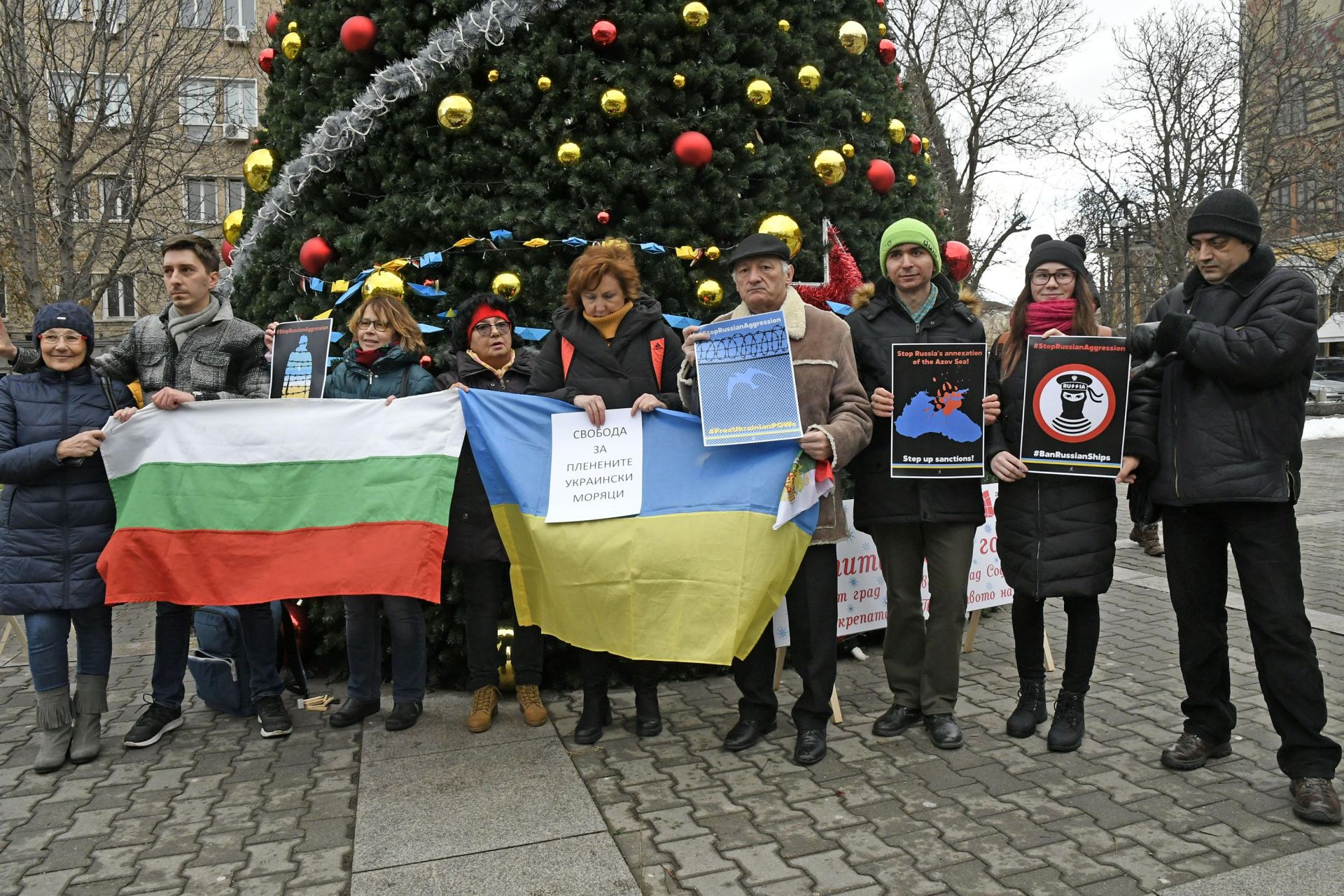 23 декември - Протест срещу задържането на украинските моряци се проведе пред "руската" елха в София