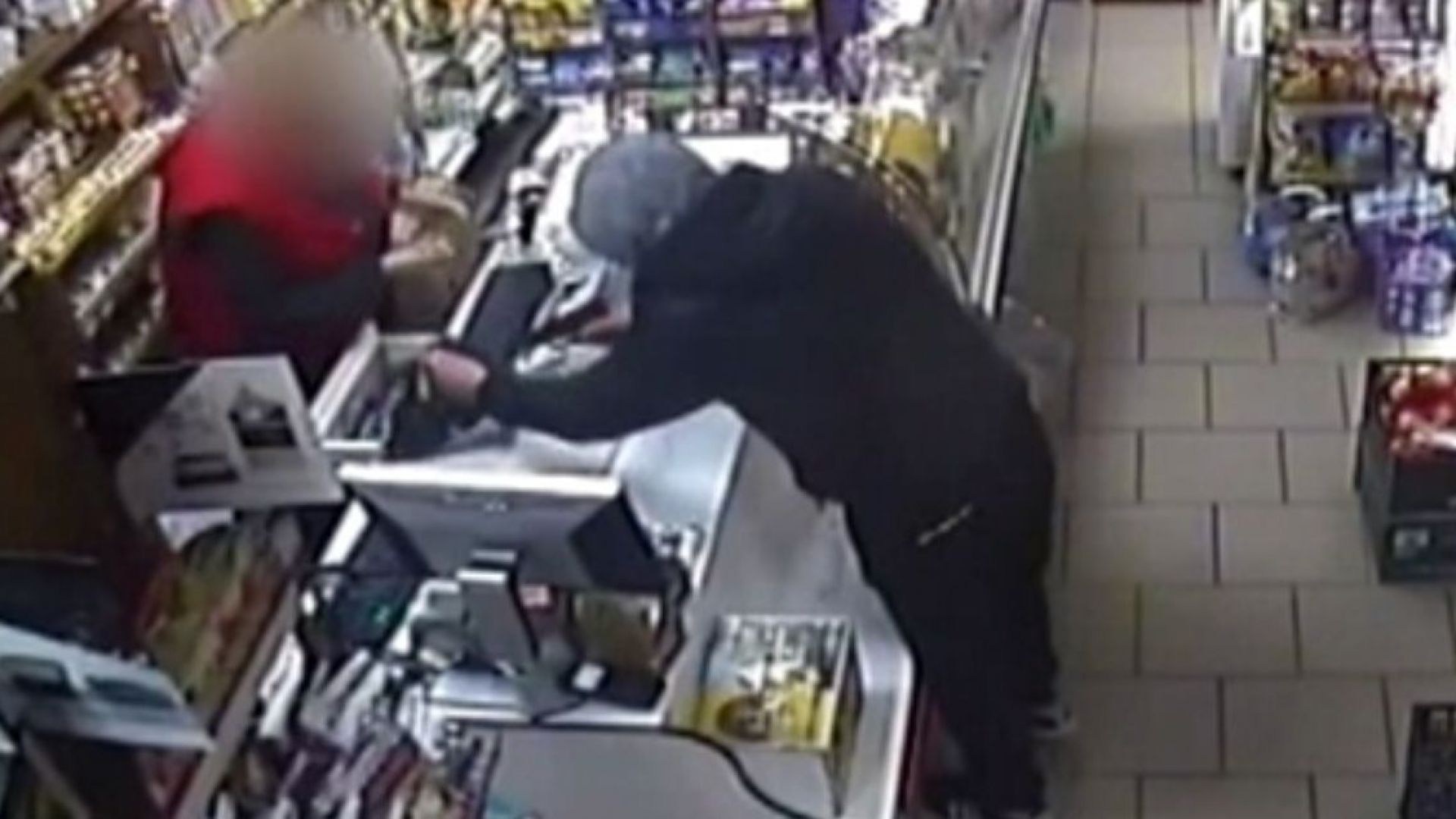Камери заснеха въоръжен грабеж на хранителен магазин във Варна На