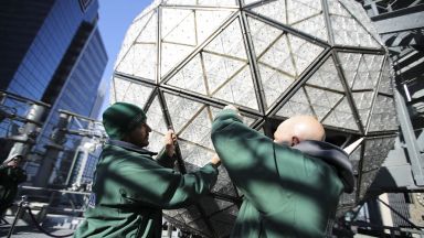 Новогодишното кълбо на Таймс скуеър беше украсено с нови кристали