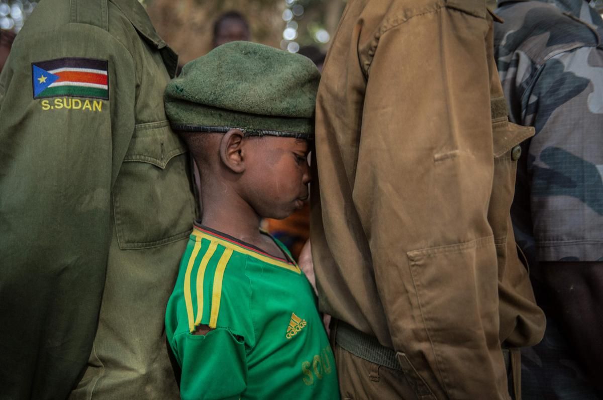 ООН освободи стотици деца войници в Южен Судан. Дете войник чака на опашка за регистрация по време на церемонията по освобождаването им в Ямбио, Южен Судан, на 7 февруари