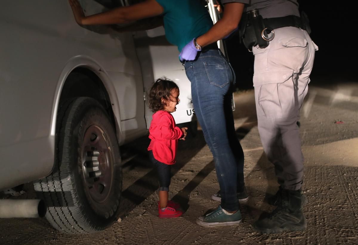 Двегодишно дете търси убежище, когато майка му е претърсена и задържана близо до американско-мексиканската граница на 12 юни в Макалън, Тексас
