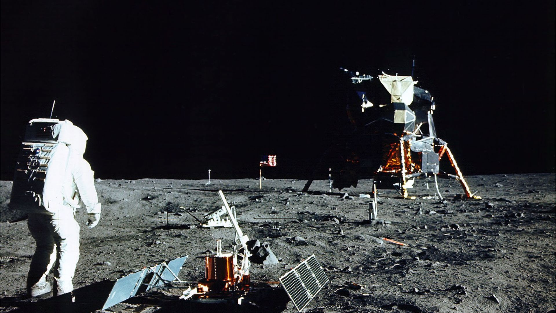 НАСА публикува 14 000 снимки от Луната