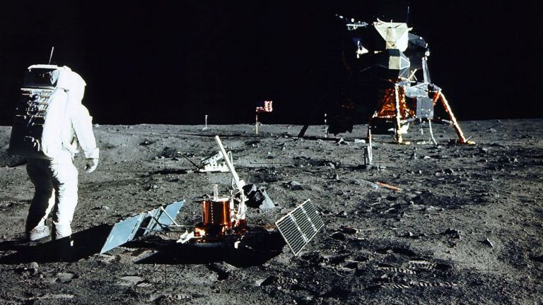 Роботи, сонди и хора: Започва новата надпревара за Луната