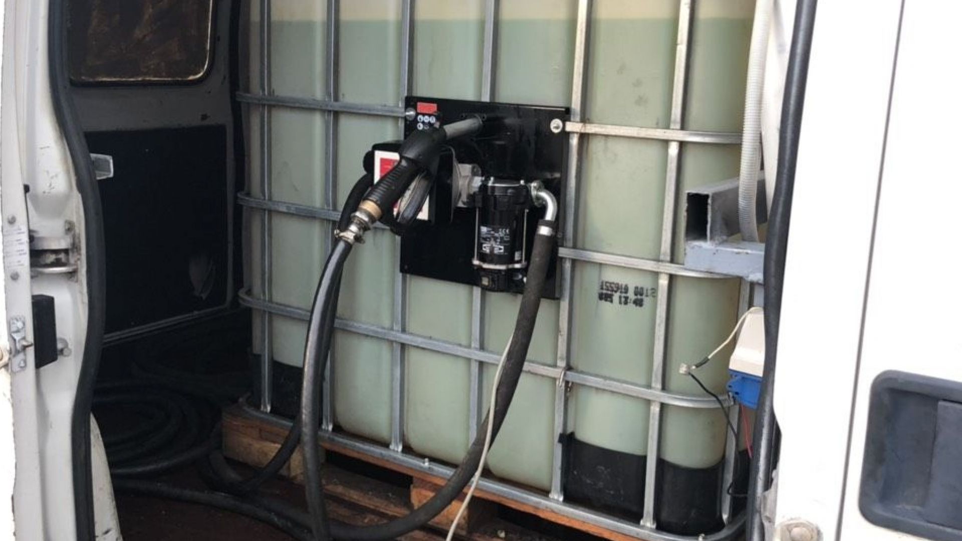 Служители от отдел Митническо разузнаване и разследване към столичната митница