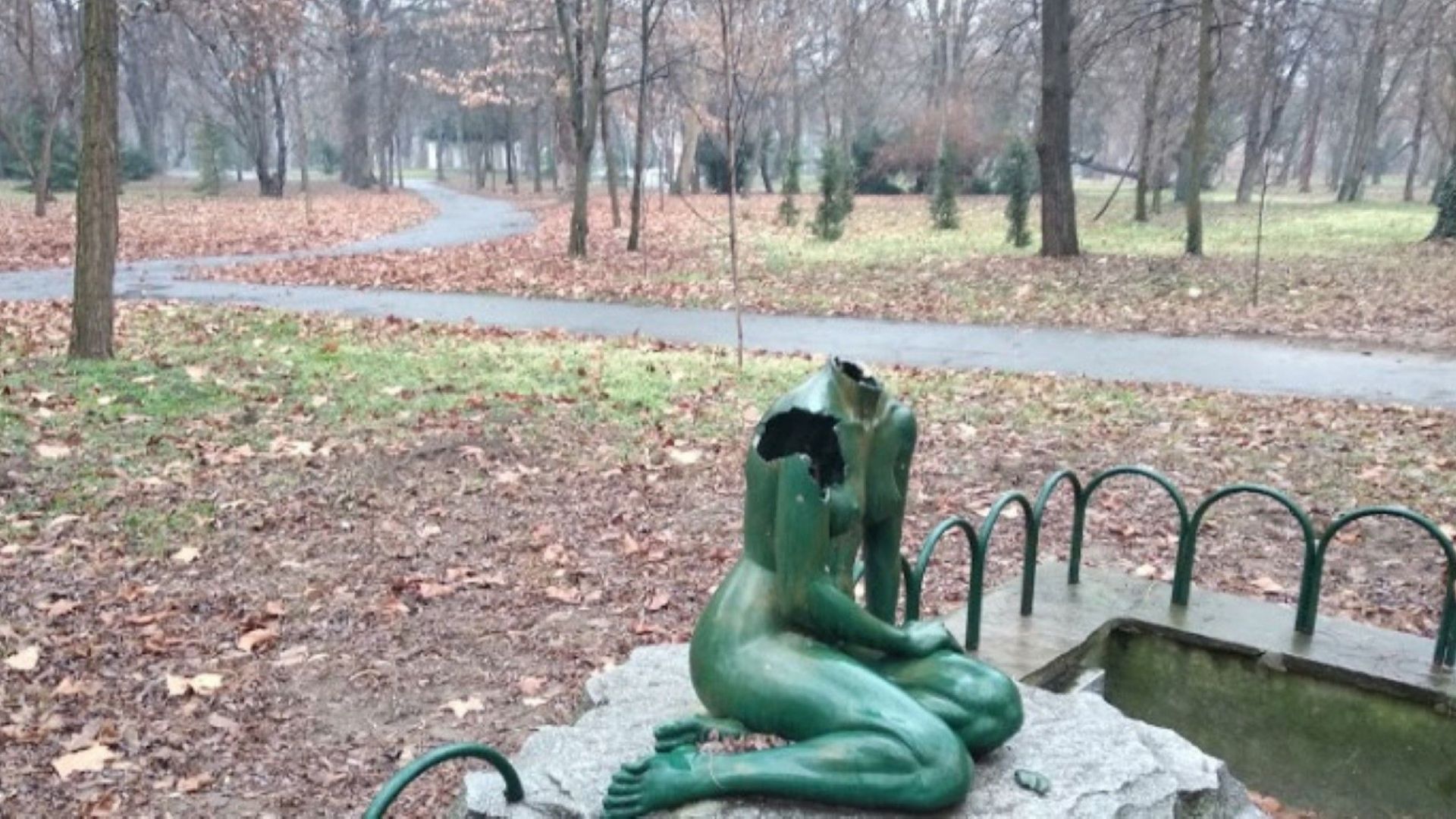 Половин година след като вандали обезобразиха една от емблематичните скулптури