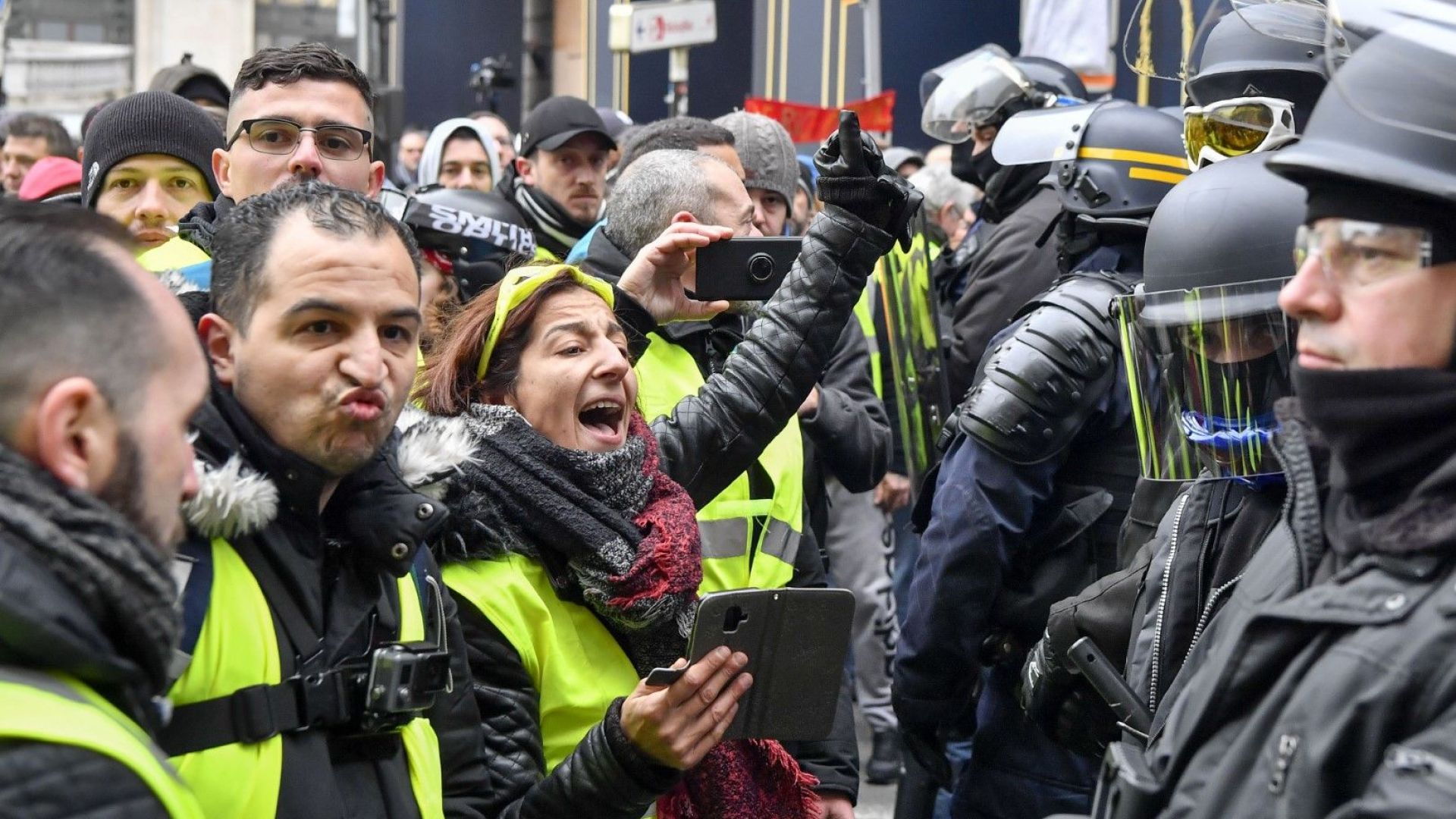 Френски жълти жилетки недоволните от социалната и данъчната политика на