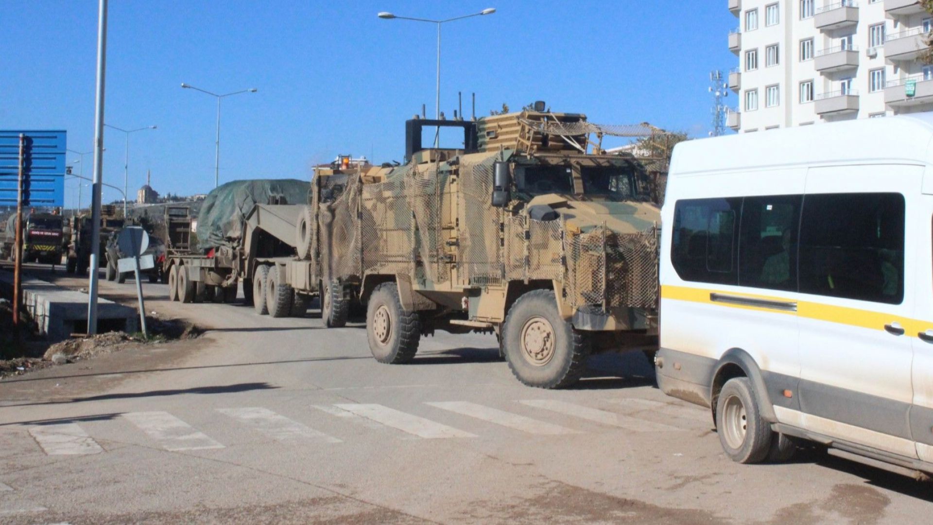 Турция струпва тежка военна техника по границата си със Сирия,