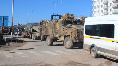 Турция струпа тежка военна техника по границата си със Сирия