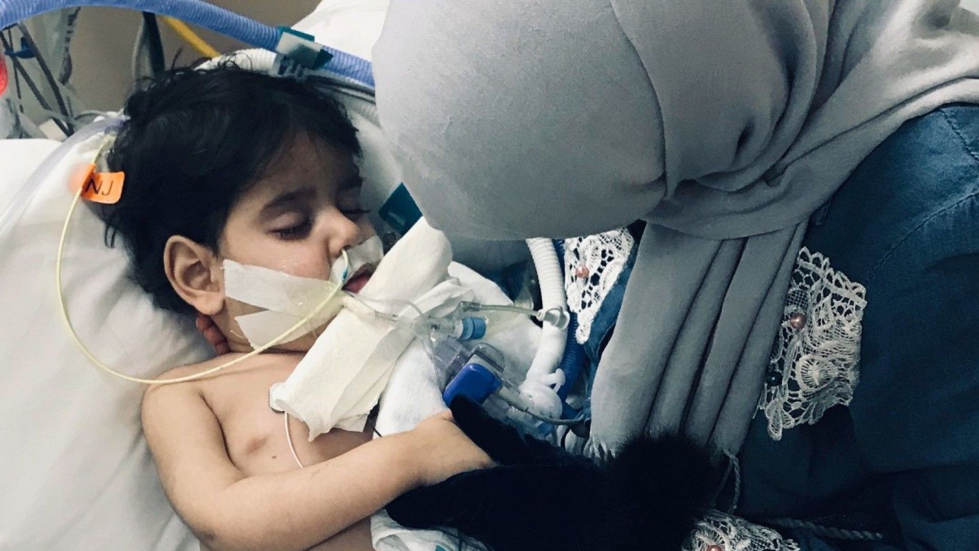 Двегодишното момченце Абдулах Хасан чиято майка йеменка води борба