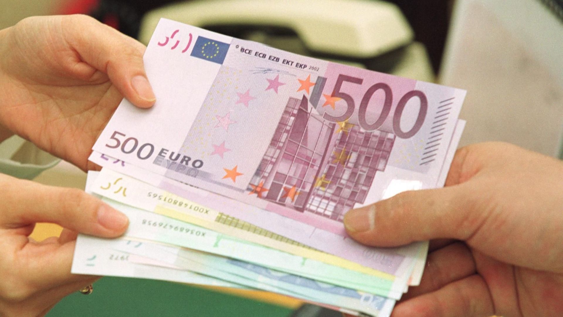Еврото става на 20 години, каква е равносметката