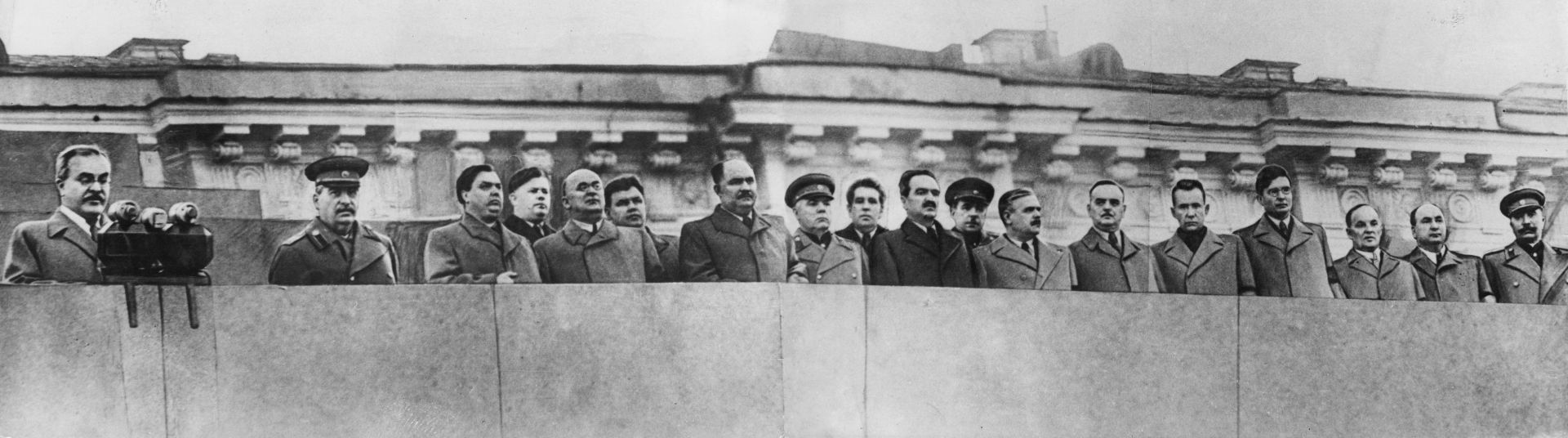 Берия, заедно със Сталин на трибуната на мавзолея на Ленин